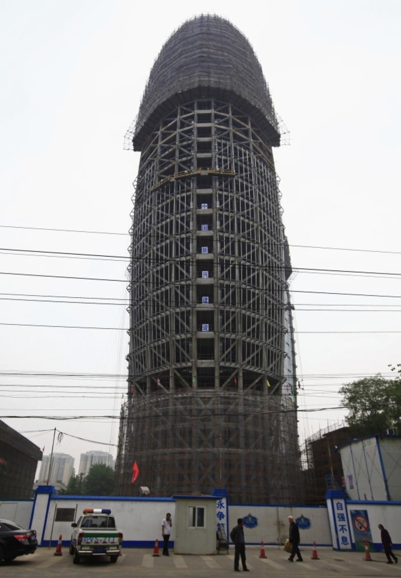 someone-really-dropped-the-ball-when-phasing-the-construction-of-the-peoples-daily-headquarters-in-china-funnyrepost.jpg